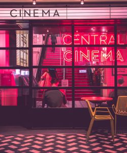 Leia mais sobre o artigo 20 Filmes para inspirar a jornada da mulher contemporânea (lista 2026)